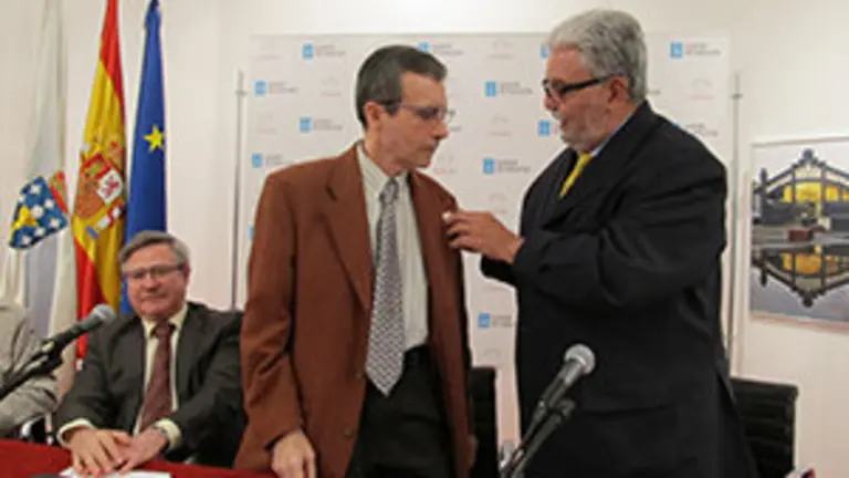 Jorge Martínez-Cava impone el pin de plata de la Asociación a José Antonio Ortiz