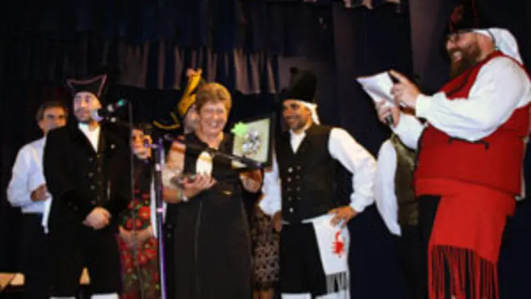 Vacaloura entrega distinci&oacute;n a Isabel Vilela