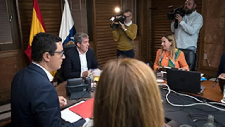 El Presidente D. Fernando Clavijo Batlle asiste al consejo de gobierno a 7 de Mayo de 2018. (Foto: Arturo Rodriguez/Presidencia GobCan)


Esta fotografÌa oficial del Gobierno de Canarias es solamente para uso editorial por medios de comunicaciÛn. La fotografÌa no puede ser manipulada de ninguna manera y no se puede utilizar en materiales comerciales y/o polÌticos, publicidad, correos electrÛnicos, productos, promociones que de alguna manera pueda sugerir la aprobaciÛn o respaldo del Presidente, o el Gobierno de Canarias.