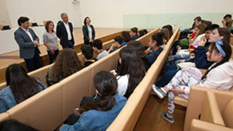 Os secretarios xerais de Pol&iacute;tica Ling&uuml;&iacute;stica e da Emigraci&oacute;n, Valent&iacute;n Garc&iacute;a G&oacute;mez e Antonio Rodr&iacute;guez Miranda, respectivamente, reciben o alumnado de galego do IE Ca&ntilde;ada Blanch de Londres, de visita de estudos en Galicia. No auditorio Xos&eacute; Neira Vilas da Cidade da Cultura 