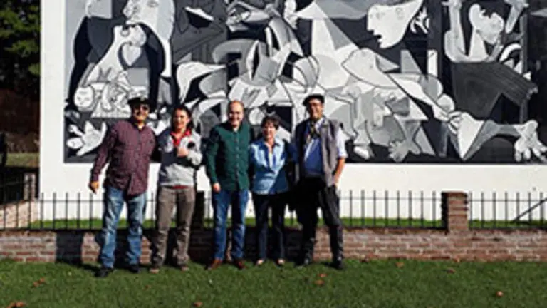 En el centro de la imagen Gorka Álvarez Aranburu, acompañado de varios integrantes de la comunidad vasca del Departamento de Florida, en Uruguay.