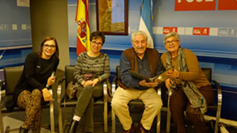 Francisca Vilches y Pilar Nieve posan junto a Lorena Suárez y Andres Hernández del PSOE.