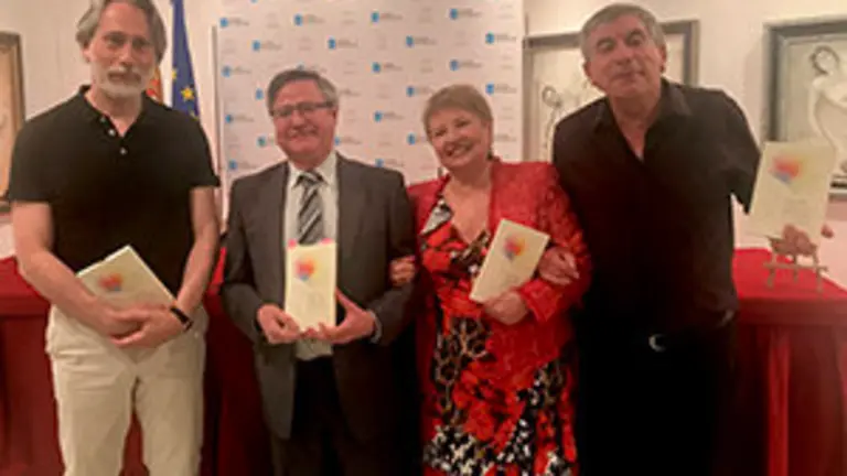 2. De izquierda a derecha Ilia Galán director de Ars Poética, Ramón Jiménez coordinador de actos de la Casa, la poeta y artista Pepa Nieto y el escritor y poeta Miguel Losada 