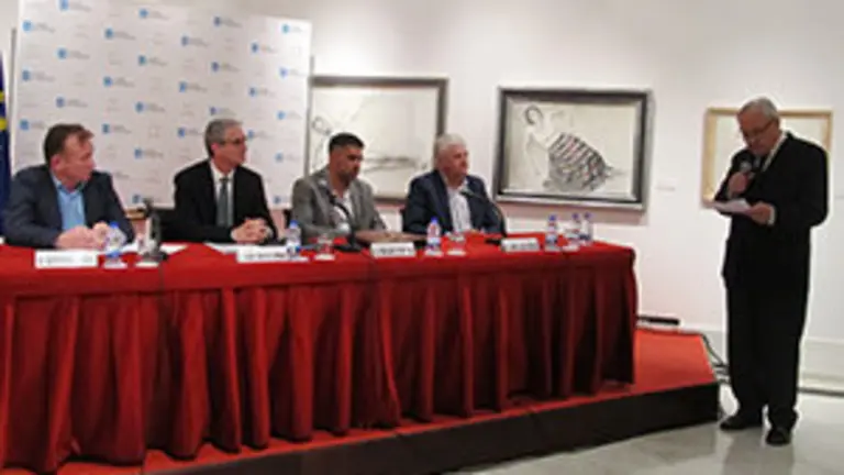 El delegado de la Xunta, ante los directivos de FREMSS, dando la bienvenida a la presentación