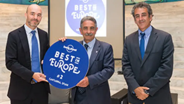 12:00 Sala Griega del Palacio de Festivales. El presidente, Miguel Ángel Revilla y el consejero de Innovación, Industria, Turismo y Comercio, Francisco Martín, presentan, en rueda de prensa, ‘Destino Cantabria’ (Lonely Planet). 22 de mayo de 2018 © Raúl Lucio