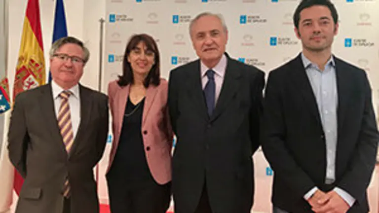 1. De izquierda a derecha, el coordinador de Actos Ramón Jiménez, la directora del Dpto. Comercia Inma Bernal, el delegado de la Xunta José Ramón Ónega, y el pte. de Viña Costeira Andrés Rguez