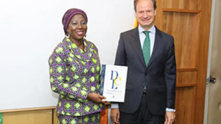 Costa de Marfil-Entrega diccionarios