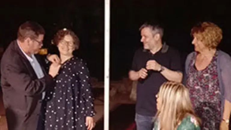 O teniente alcalde Antonio Martines entraga a einsigna de prata  a Concha poloa 25 anos de socio