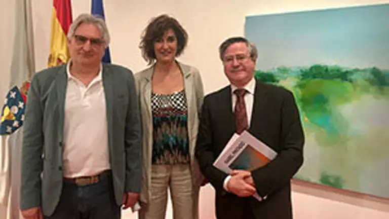 2. Paco López-Barxas, Isabel Pintado y Ramón Jiménez,ante el cuadro  CÓMAROS VERDES  que preside la muestra LA MIRADA EXTENSA homenaje a Aquilino Iglesia Albariño 
