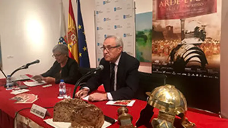 2. Carmen Basadre y José Ramón Ónega en el acto de presentación, con  espada romana, casco y pan hecho en Lugo de pasas y manzana natural, como lo habrían hecho los romanos, más o menos. 