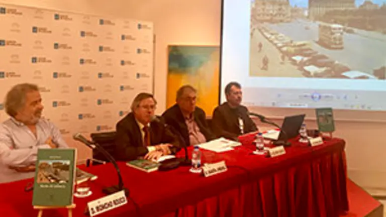 2. En la mesas, el autor Moncho Rouco, el coordinador de actos de la Casa Ramón Jiménez, el Dr. en Historia Ricardo Santos y el editor José Manuel Martín.jpg