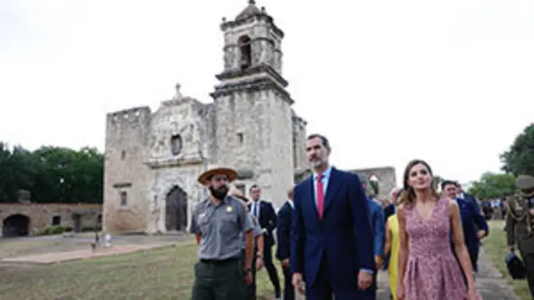 Sus Majestades los Reyes durante su recorrido por la Misión de San José  