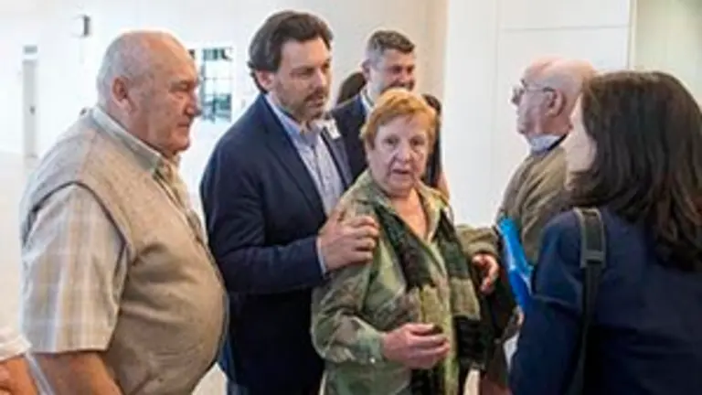 08,40 h.-  O secretario xeral da Emigraci&oacute;n, Antonio Rodr&iacute;guez Miranda, acompa&ntilde;ado polo delegado territorial da Xunta de Galicia na Coru&ntilde;a, Ovidio Rodeiro Tato, recibir&aacute; no aeroporto de Lavacolla os primeiros 83 participantes do programa Reencontros na Casa procedentes da Arxentina e Uruguai. Na sala de chegadas do aeroporto de Lavacolla (Lavacolla, s/n). foto xo&aacute;n crespo21/06/18