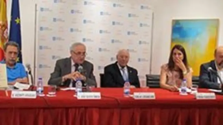 Vicente Araguas, el delegado de la Xunta, José Ramón Ónega, José Manuel Romay, Begoña Peñamaría  y Basilio Cañada, en la mesa de la presentación