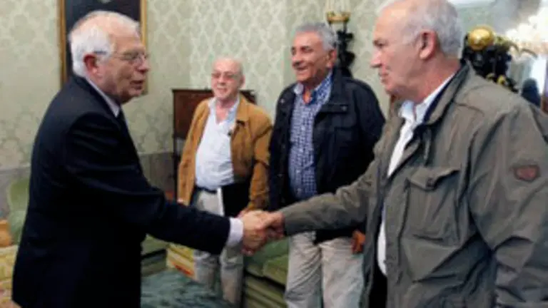 Ministro de exterioresse reune con representantes de la Asociación long Hope. fotos: Paolo Aguilar 
