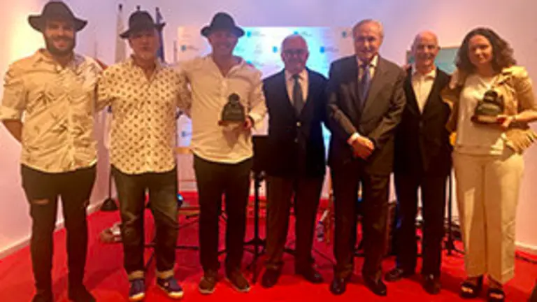 8. Fran Trashorras, Quique Peón y Juan Fernandez, Ovidio Cadenas, el delegado de la Xunta José Ramón Ónega, Feranado Gómez y Ánxela Gracián posan tras la entrega de las Meninas de Alcobendas 