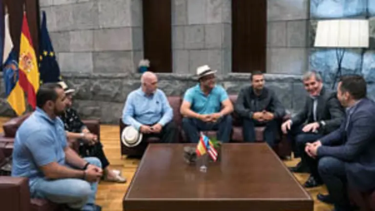 El Presidente D. Fernando Clavijo Batlle , RecepciÛn ASOCIACI”N CANARIA DE VERSEADORES CANARIOS OCHOSÕLABAS Y DECIMANÕA DE PUERTO RICO , en Presidencia de Tenerife a 30 de Junio  2018. (Foto: Manuel LÈrida/Presidencia GobCan)


Esta fotografÌa oficial del Gobierno de Canarias es solamente para uso editorial por medios de comunicaciÛn. La fotografÌa no puede ser manipulada de ninguna manera y no se puede utilizar en materiales comerciales y/o polÌticos, publicidad, correos electrÛnicos, productos, promociones que de alguna manera pueda sugerir la aprobaciÛn o respaldo del Presidente, o el Gobierno de Canarias.