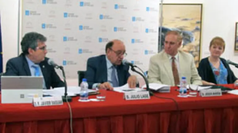 En la mesa presidencial de la  Asamblea, Javier Saguar, vicesecretario, Julio Lage, presidente, Jes&uacute;s Mar&oacute;n, vicetesorero, e Isabel Noriega, vocal