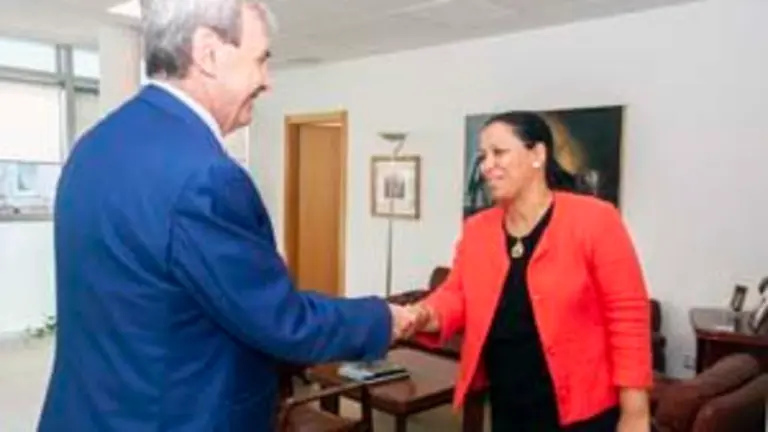 12:30	Despacho del consejero 	El consejero de Presidencia y Justicia, Rafael de la Sierra, recibe a la cónsul de Marruecos en Bilbao, Fatiha El Kamouri.
18 JULIO 208 © Gabinete de comunicación