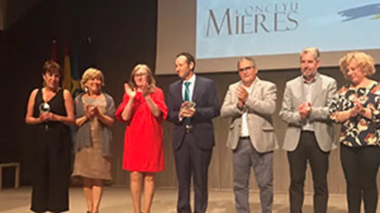 2018_08_08 Entrega distincion mierenses del mundo al consejero de Presidencia2