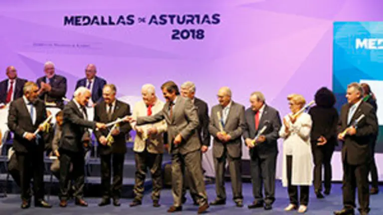 Javier Fernández, con los representantes de los Centros Asturianos centenarios.