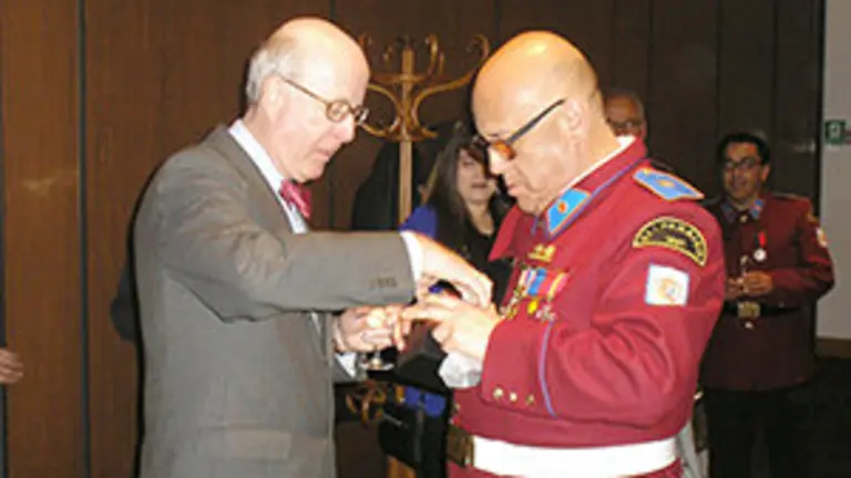 Chile-Manuel Peña entrega distinción a Embajador Carlos Roble Fraga