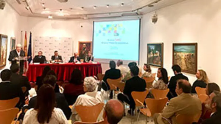 3. Cerca de medio centenar de socios de AEGAMA acudieron a la Casa de Galicia a la conferencia del embajador de Túnez