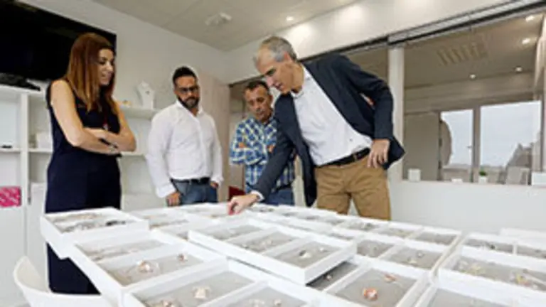francisco conde visita as instalacions do obradoiro artesán fink Orfebres