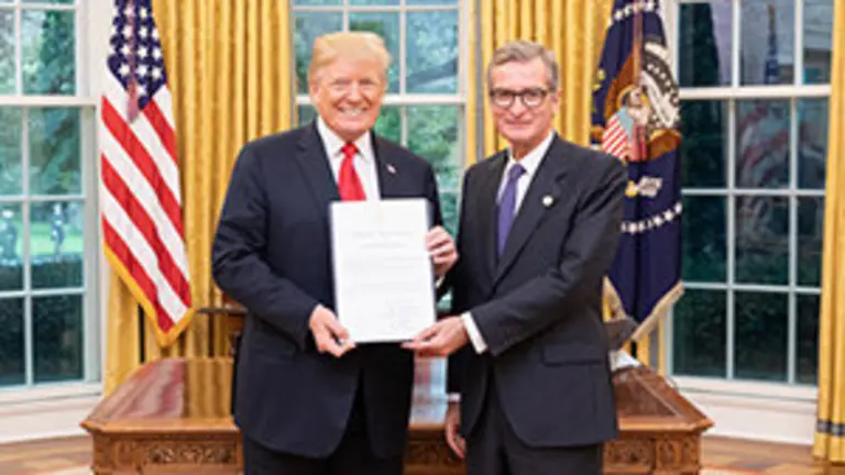 EE UU-Embajador con Trump