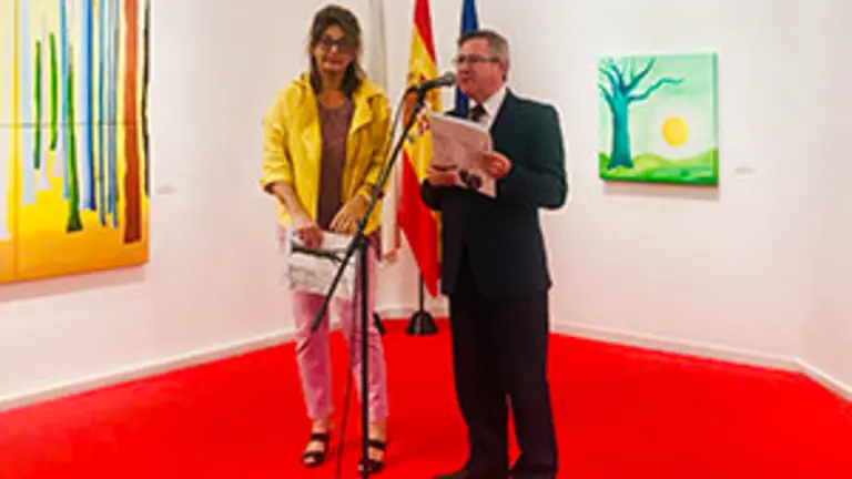 3. La artista Ehlaba Carballo en el acto de inauguración de su muestra con Ramón Jiménez, coordinador de Actos de la Casa de Galicia