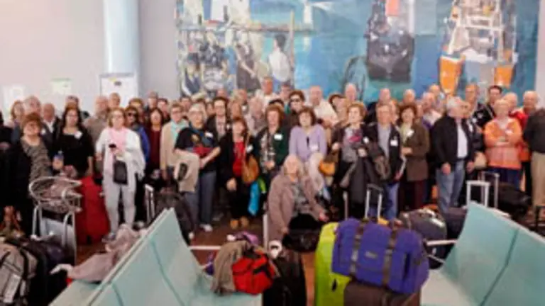grupo de emigrantes de Argentina llega al aeropuerto de Vigo dentro del Programa Reencontros na Terra de la Xunta de Galicia