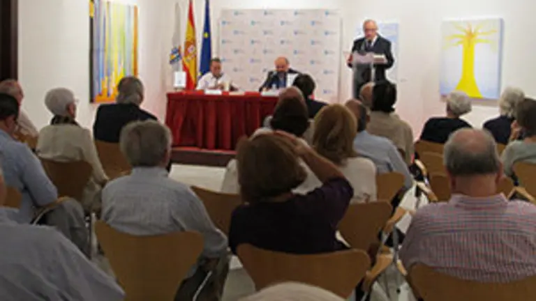 El delegado de la Xunta, José Ramón Ónega, en el atril, se dirige a los presentes seguido, desde la mesa, por Vicente Araguas y Basilio Rodríguez Cañada copia