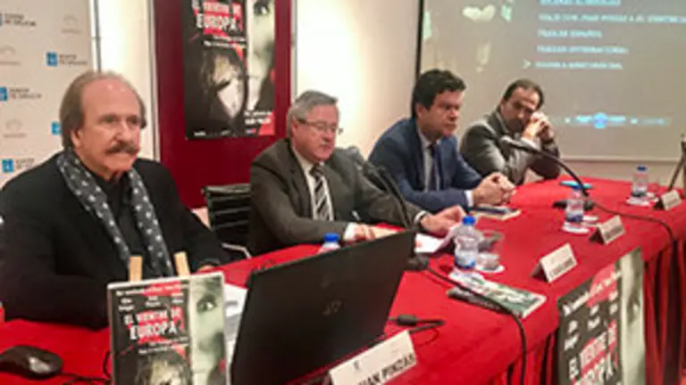 1. El DVD, en primer término, con el director Juan Pinzás, el coordinador de Actividades Ramón Jiménez, el escritor y analista de cine Fernando Alonso Barahona y el historiador Diego Moldes 