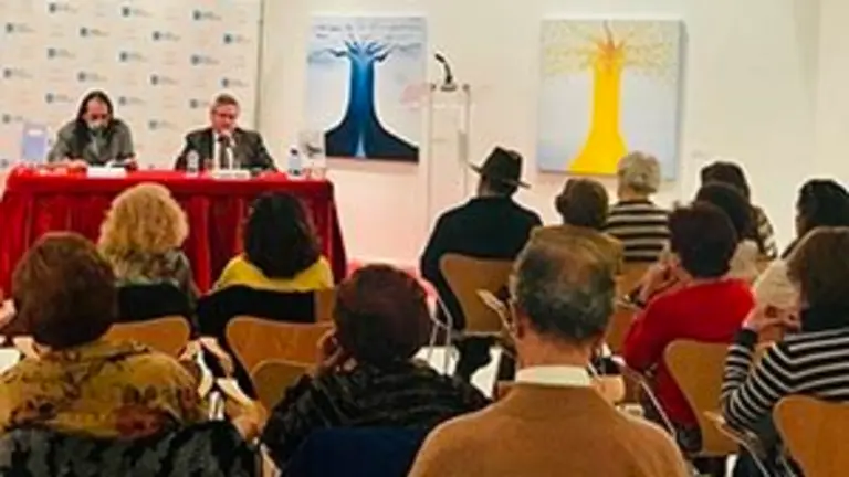 3. La mesa con los intervinientes y parte del público que acudió a la Casa de Galicia a la presentación del libro