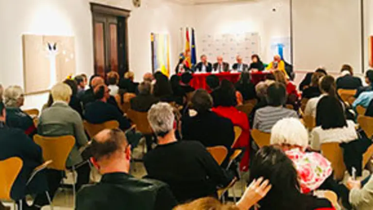 3. Más de medio centenar de personas acudieron a la Delegación de la Xunta en Madrid a la presentación del libro sobre el escultor Arturo Baltar 
