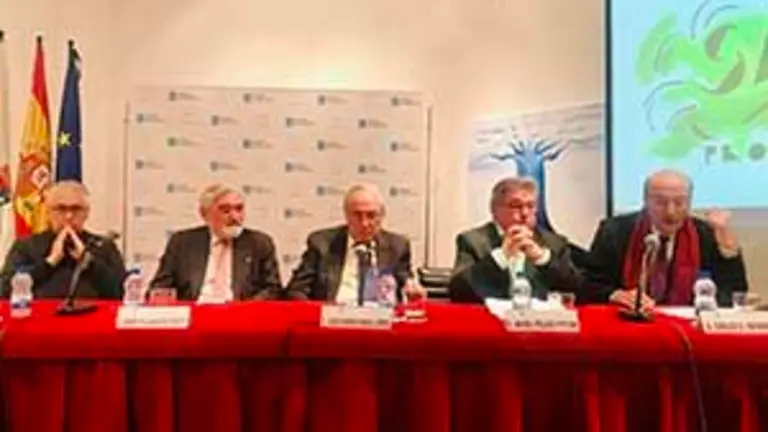 2. En la mesa, Javier Valle Inclán, darío Villanueva, José ramón Ónega, Ángel Peláez y Carlos Reigosa