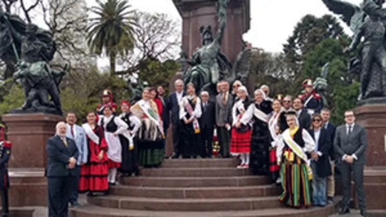 Romeria Hispanidad-Ofrenda Floral al pie de Monumento del General José de San Martín