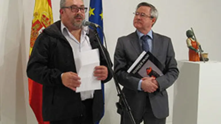 El escultor Henrique Prado interviene en la inauguración de su exposición, observado por Ramón Jiménez