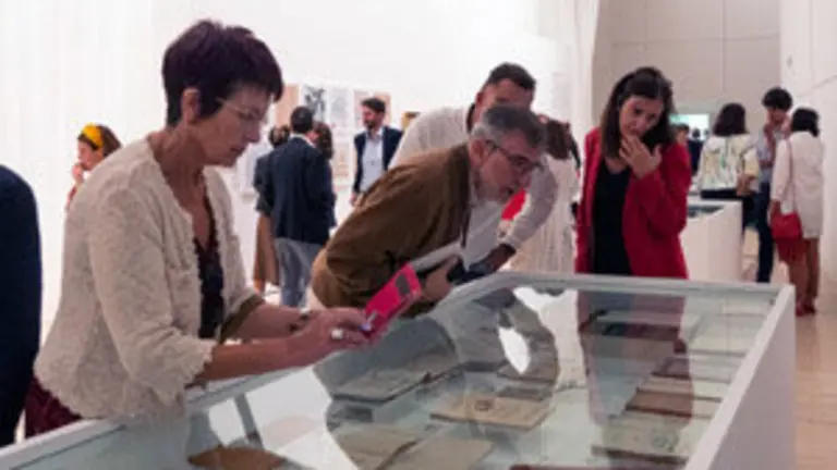 Visitante exposicion Castelao Maxistral3