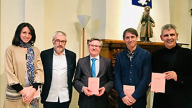 1. La artista iraní Shirin Salehi, el escritor y periodista Alfonso Armada, el coordinador de Actividades Ramón Jiménez, el trabajador humanitario Gonzalo S. Terán y el editor Moncho Conde-Corbal