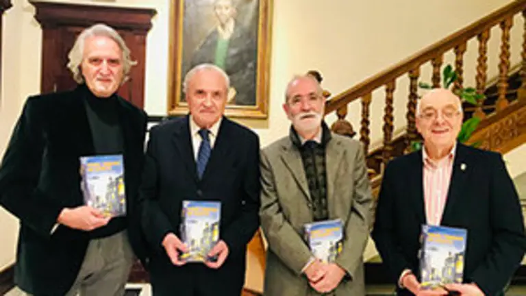 1. De izquierda a derecha, el médico y escritor F. J. Neira, el delegado de la Xunta en Madrid José Ramón Ónega, el periodista Paco Rivera y el también periodista y editor Xulio Xiz