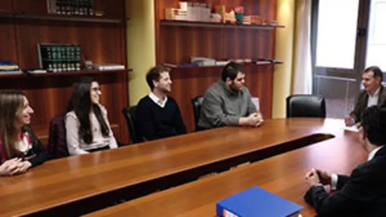 Secretario reunion con becarios master CyL