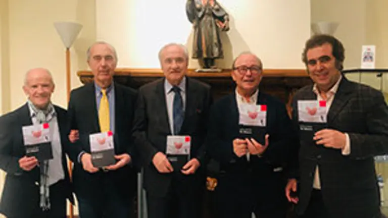 1. Posando con el libro, de izquierda a derecha, Manuel Mandianes, Luis Alberto de Cuenca, José Ramón Ónega, José Manuel Vidal y Andrés S. Magro