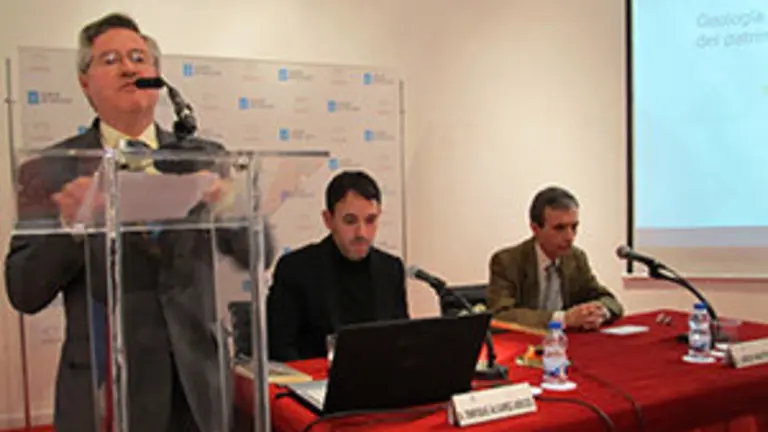 Ramón Jiménez, en el atril, introduciendo el acto. En la mesa, Enrique Álvarez Areces y José Antonio Ortiz