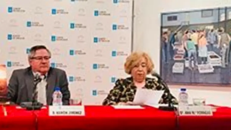 2. El coordinador de la Casa de Galicia Ramón Jiménez y la conferenciante madrileña de ascendencia lucense, Ana M&ordf; Forneas