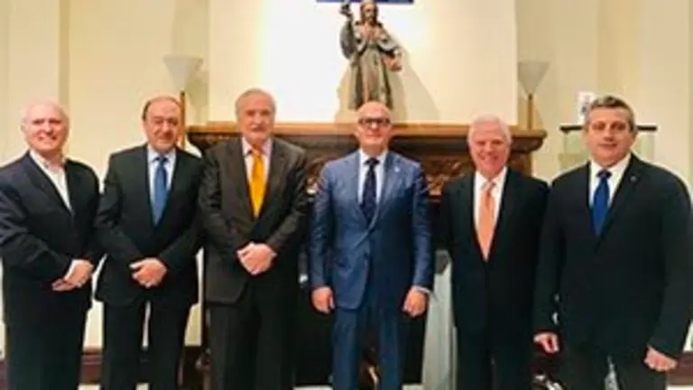 4. Lage (segundo por la izquierda), Ónega(tercero) y Baltar (cuarto), posan con parte de la junta directiva de Aegama