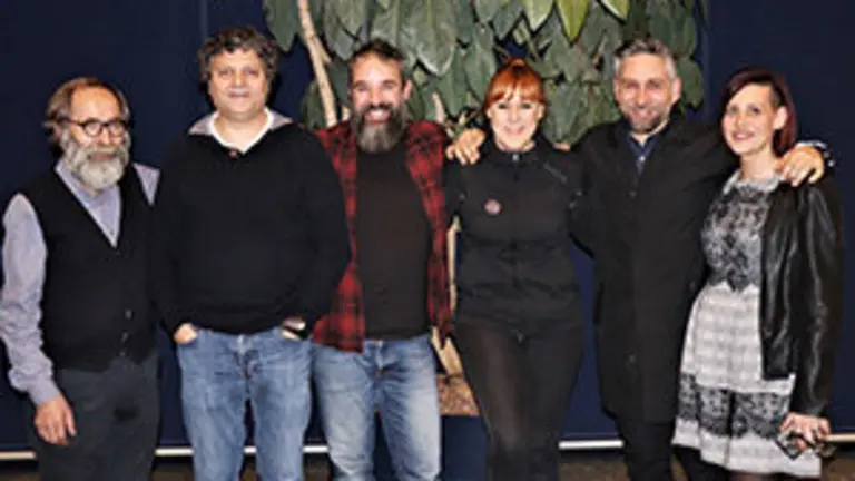 Ramón Carreira a la izqda., miembros de la directiva y Sés y su equipo musical.