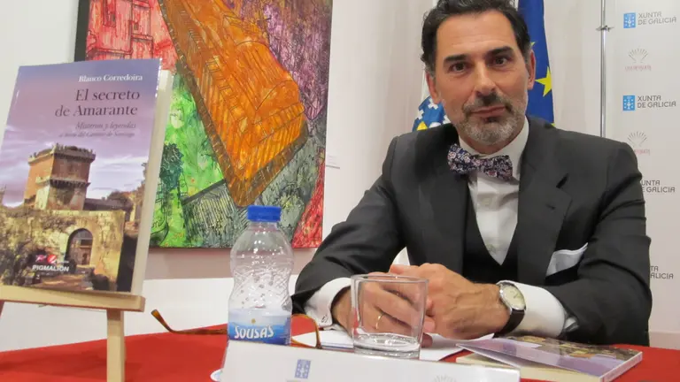 Blanco Corredoira, con el libro presentado