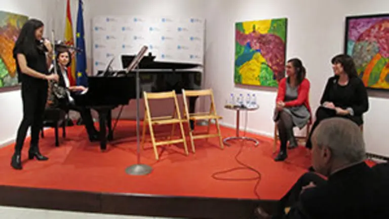 El dúo Rivera, interpretando piezas del disco, obvservado por Marina Hervás y Juan Rivera