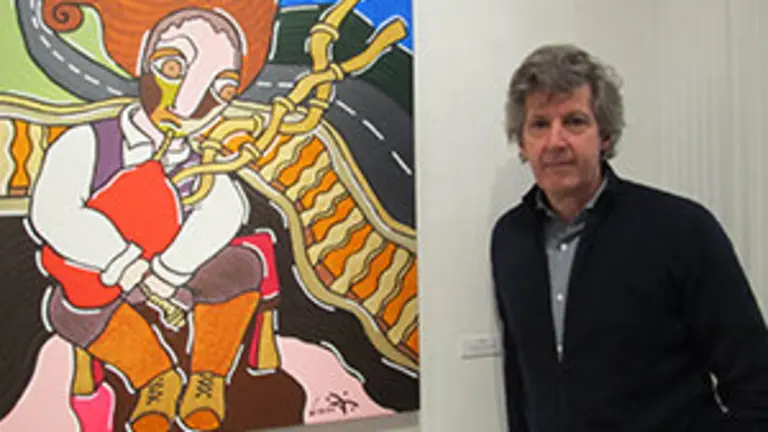 Raúl Velloso ante el cudro Gaitero